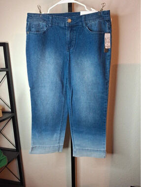 Christopher & Banks Women's Denim Capri NWT size 6 Petite